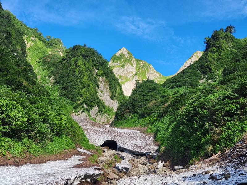 荒菅沢から見上げた布団菱。中央の鋭峰が山頂です。