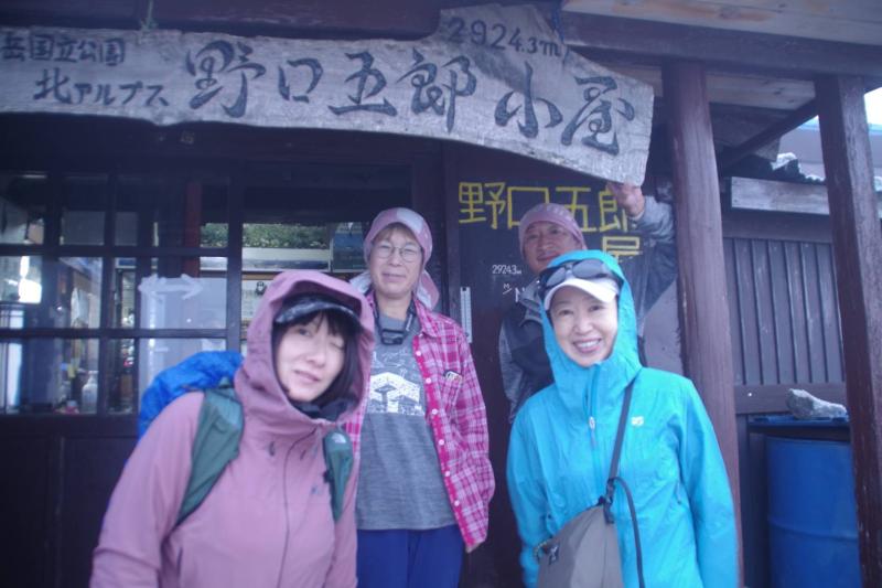 翌朝の出発時。小屋の主の上條さんと。