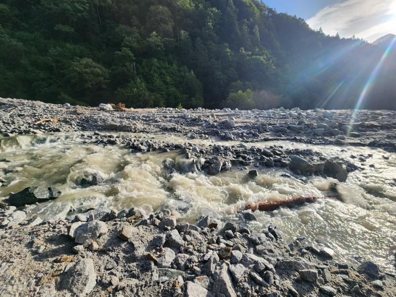 丸太橋が流出して間もない濁沢。なんとか飛び石伝って対岸へ。