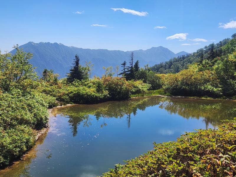 烏帽子小屋の池から燕岳と大天井岳が見えました。