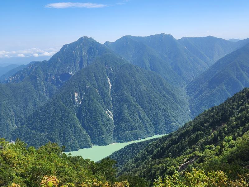 高瀬ダムと去年登った餓鬼岳と唐沢岳。