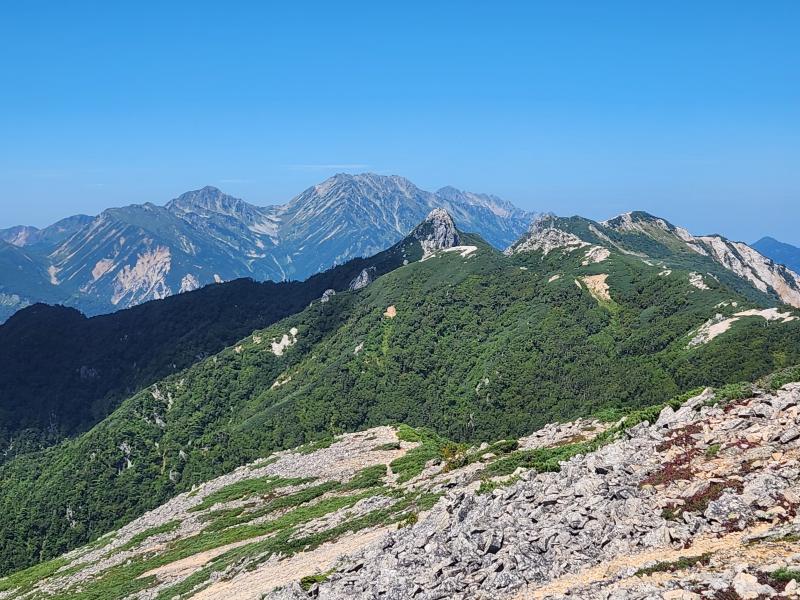 振り返ると烏帽子岳の向こうに立山と大日岳が。