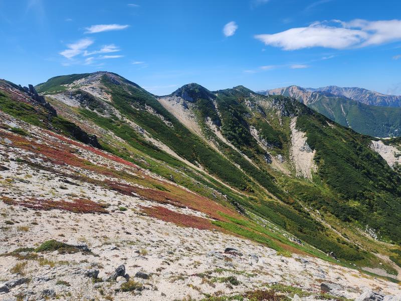 三ツ岳へ向かいます。赤牛岳と薬師岳も競り上がってきました。