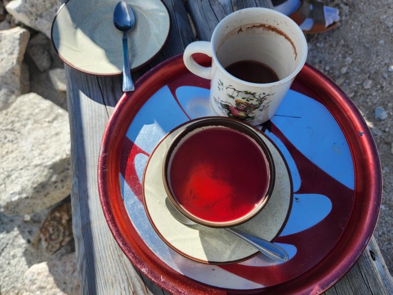 小屋に到着してまずはウェルカムドリンクとゼリーをご馳走になりました。