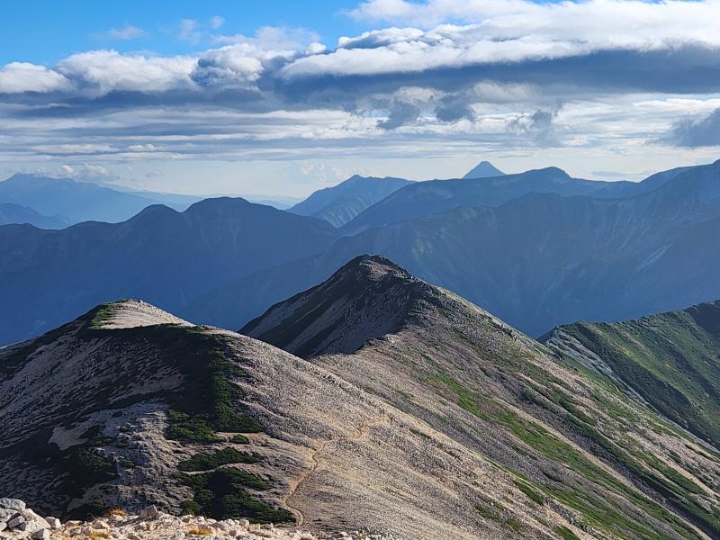 三俣蓮華の向こうにひょっこり笠ヶ岳。