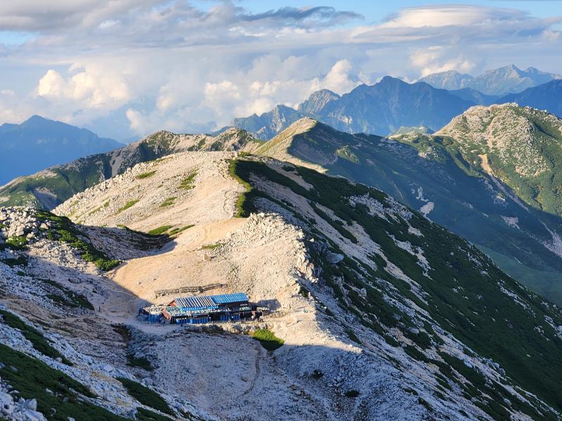 野口五郎岳山頂から五郎小屋を見下ろします。