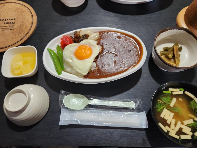 夕食はカレーでした。目玉焼きがまん丸でお上手。