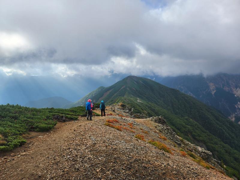 まずは真砂岳目指します。晴れてきたかな？