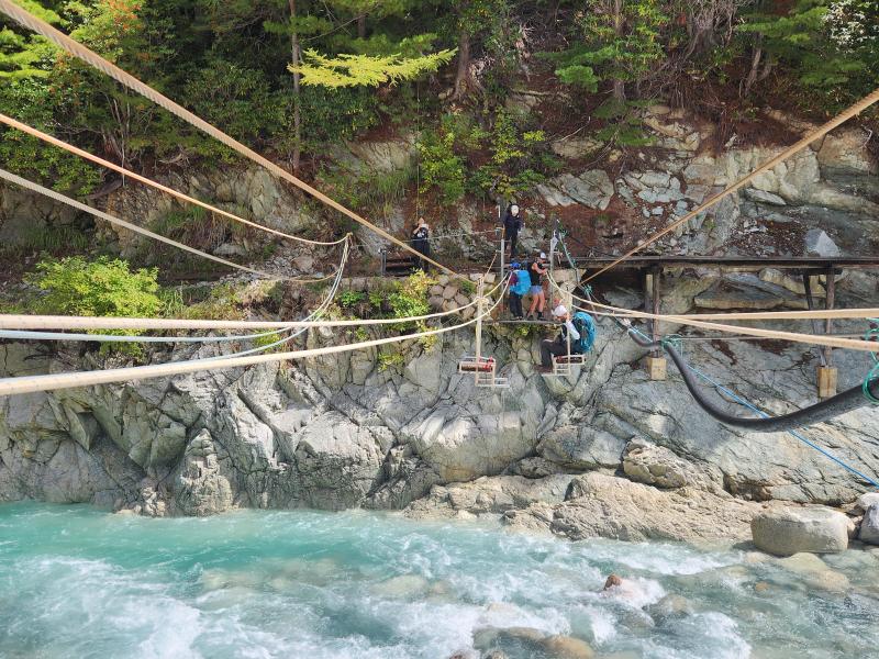 湯俣ブルーを眺めながらジップライン♪