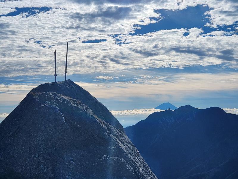 黒戸尾根といえばこの二本の剣。鳳凰三山と富士山が見えています。