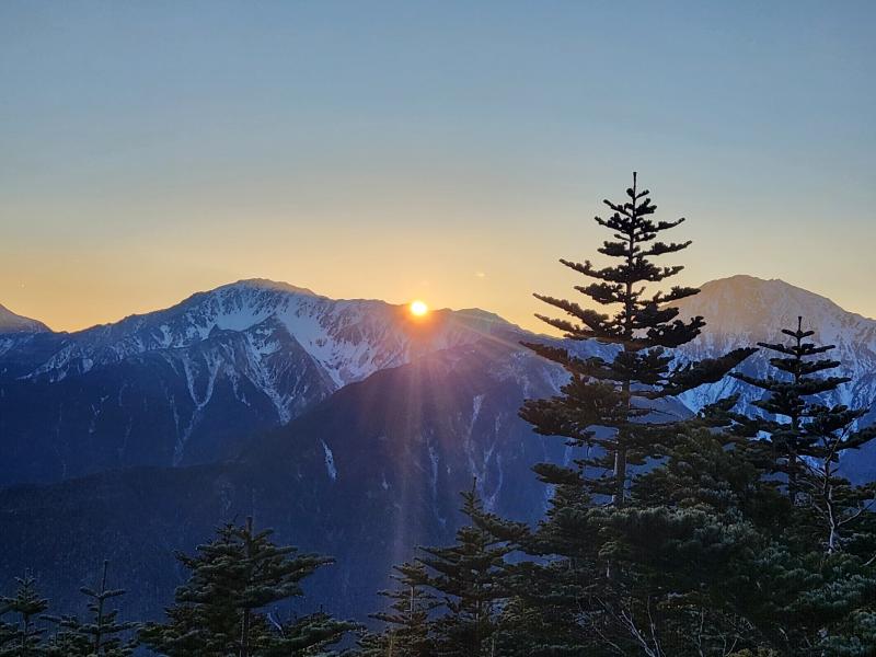 間ノ岳に沈む夕日。生きてて良かったと思う瞬間です。