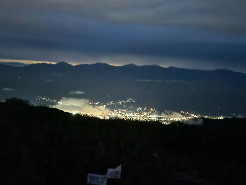 夜の晴れ間に眺めた南アルプスと駒ヶ根市街。
