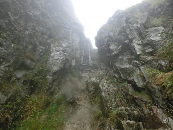 鎖、ハシゴの連続。