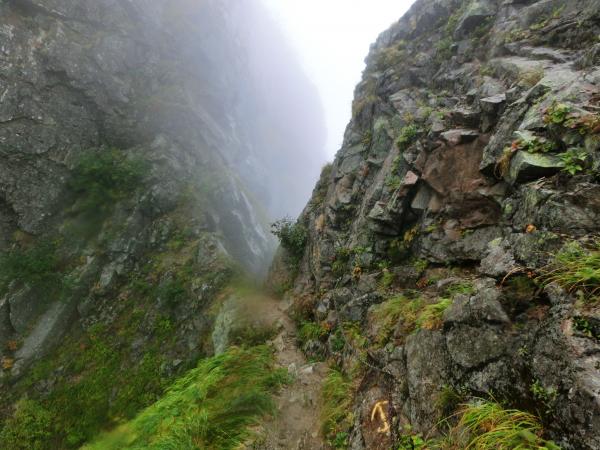 クライミング、岩好きにはたまらないロケーション！ですが、気を緩めてはいけません。ヘルメットも持参しましょう。