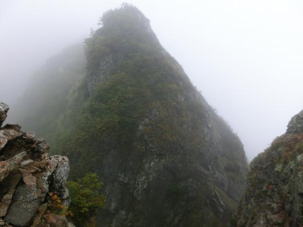 鹿島槍北壁の連なり。後立山連峰有数の岩場。