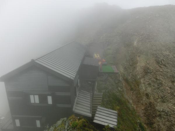 ガスが取れると、とんでもないところに建ってるな、と思わせられる宿泊予定のキレット小屋。