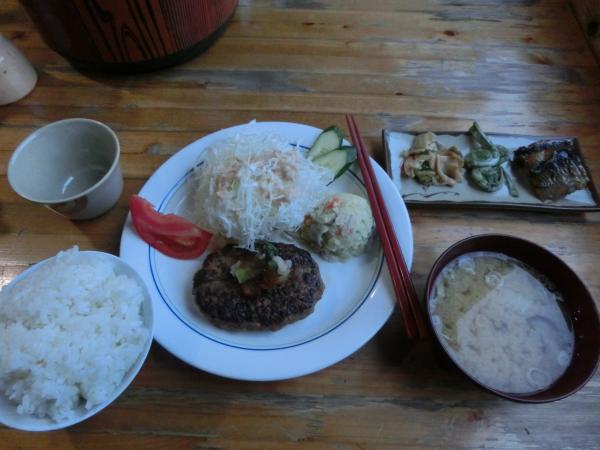 まさかのハンバーグ晩御飯で明日への期待が膨らむ。