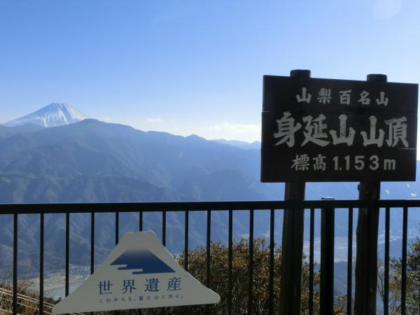 今年の登り始め！展望台、東側より富士山を望む。ここまでロープウェイも運行中。