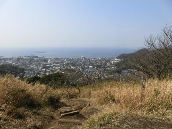 仙元山　山頂。海沿いなため海展望抜群が印象的な神奈川の低山。