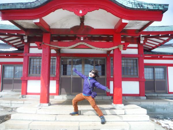 山頂の箱根元宮にて、さらに強風暴風に遭遇。シェルJKT、防風パンツに助けられる。