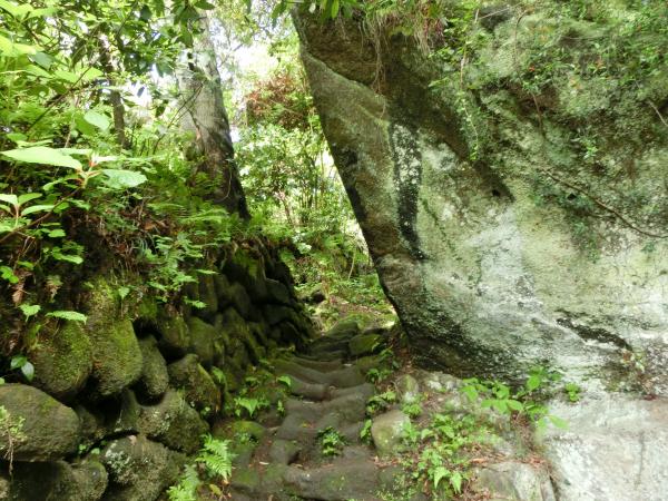 山頂を後にし、日本寺へ向かう。こんな岩場もあるんです。