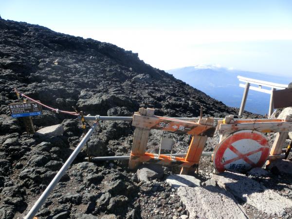 富士宮口ルートも山頂まではまだ通行止め。