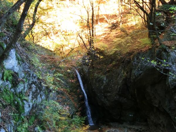 ロックガーデン内、綾広の滝。岩と紅葉の競演見事。