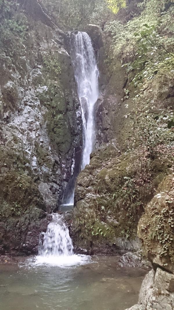 比地の滝、小さいですが綺麗な滝です