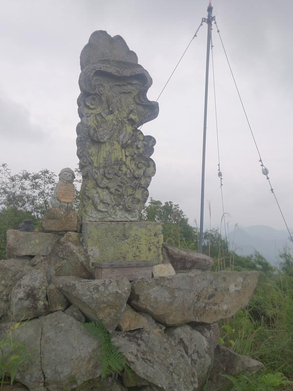 山頂には法起大明神