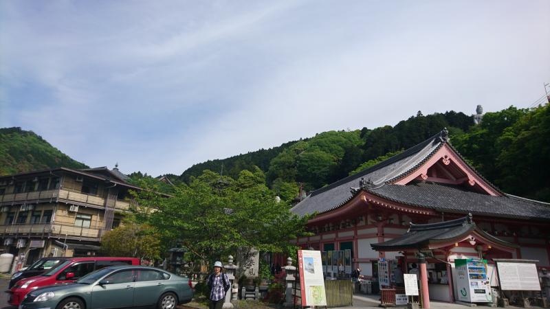 壺阪山寺の前を通過