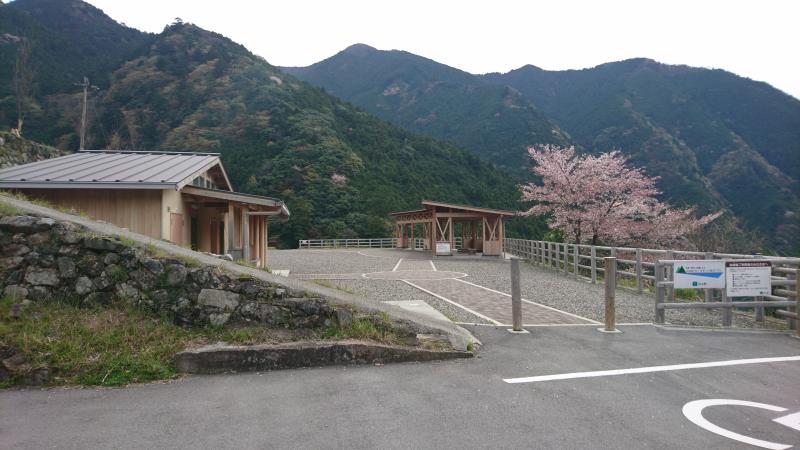 集落跡にはキレイな駐車場とトイレあり。