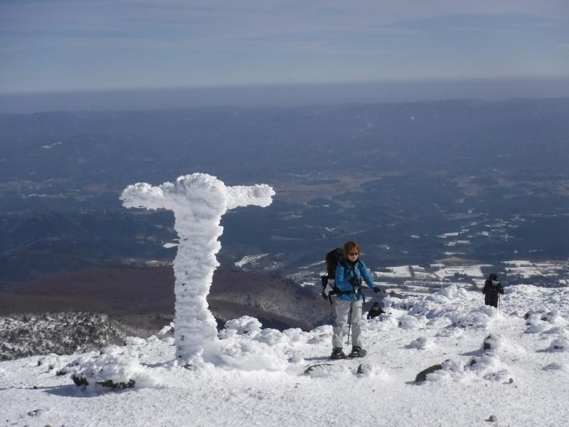 安達太良山、山頂付近。標識にエビの尻尾がビッチリ