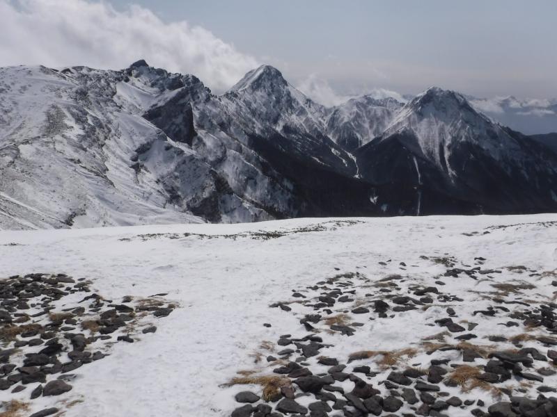 硫黄岳山頂から。中央が赤岳