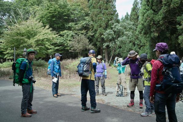 五波峠で登山前の説明。