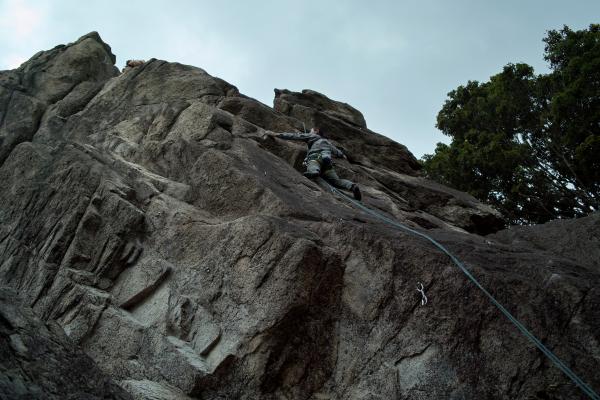 ブックエンド　10d。今時のクライマーは苦労するスラブ課題。ホールドはほとんどアンダー。