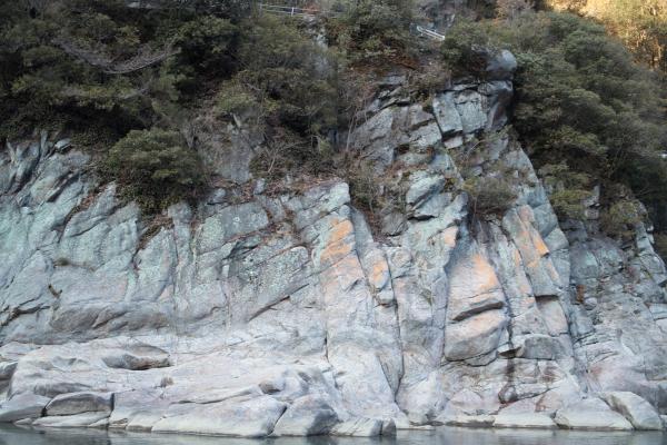 対岸へのアプローチは、上からのラペルがよいという結論に。撤収は、岩壁をトップアウトするか木津川を泳ぐか…