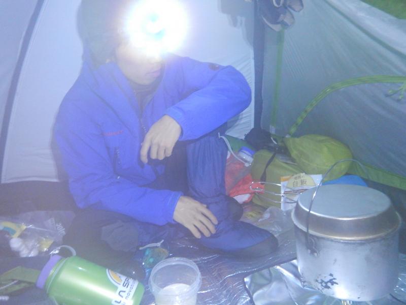 冬山のテント泊は水作りから。