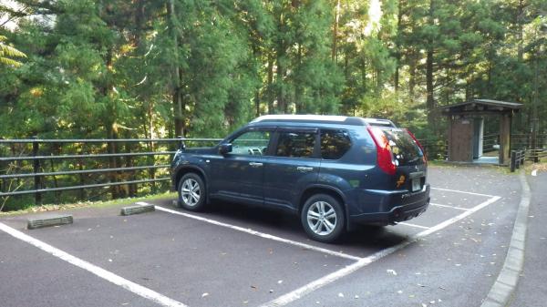 小さい駐車場　トイレ横から織ります