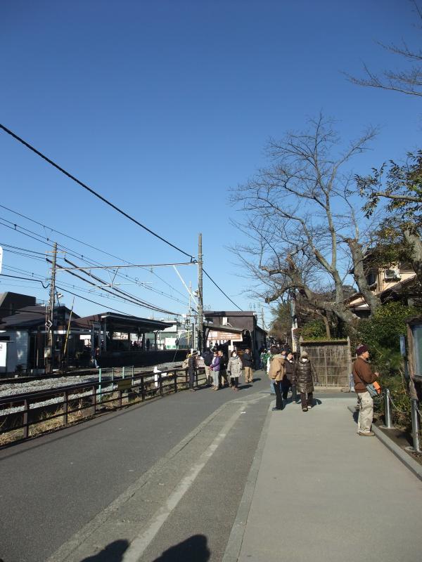 北鎌倉の駅、平日だけど賑わっています。