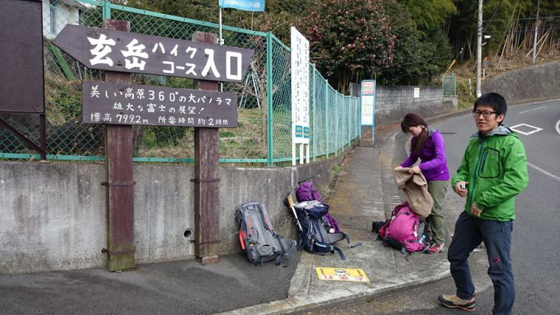 バス停ですでに天気が怪しい…