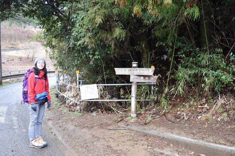 小仏バス停から登山口まで１０分です。