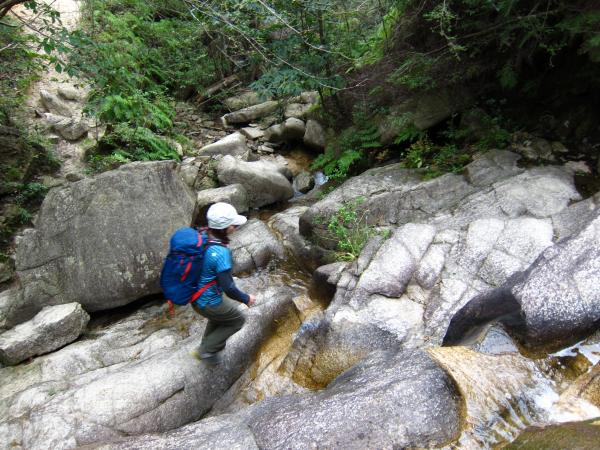 滝つぼあたり、滑りやすいです