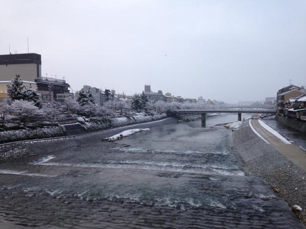 雪化粧の京都市内、早朝の鴨川