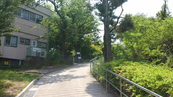 病院の脇を抜けて、坂を上にいきます。