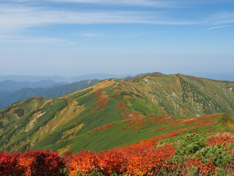 北股岳から門内岳と地神山　ここの紅葉も素晴らしい♪