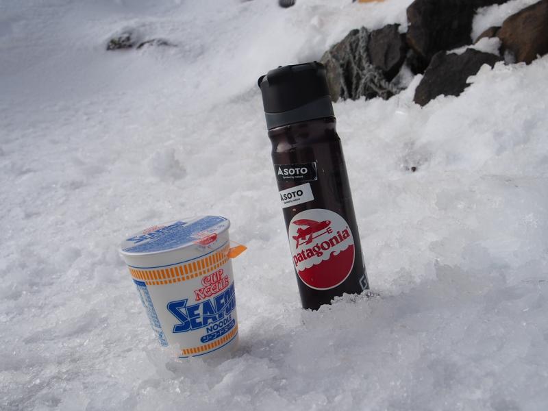 山専ボトルの保温力は抜群！なかなか雪山ではゆっくり休憩できないことも多いので役立ちます。