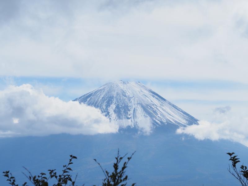 王岳に到着！少ししたら雲が取れてきて雪をまとった富士山がよく見えるようになりました♪