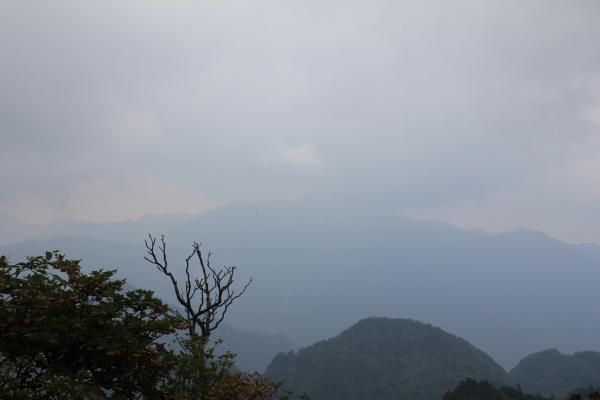 弥山と八経ヶ岳がうっすら見えます。