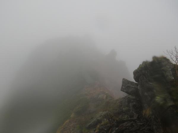根石岳を経て天狗岳へ到着。これから進む先は雨で視界が悪い。