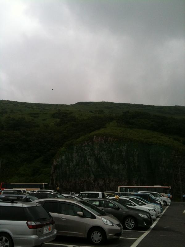 伊吹山ドライブウェイ駐車場より山頂を眺める。写真では見えませんが頂上付近には沢山の人が見えます。